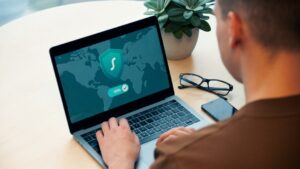Arbeit am Computer als Symbol für Datenschutz und sichere Live-Cam-Chats